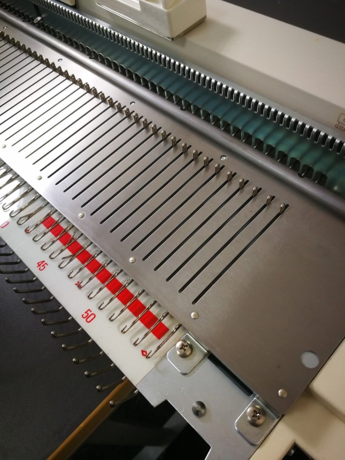 SK155 Singer / Silver Reed Bulky Chunky Punch card Knitting Machine ...