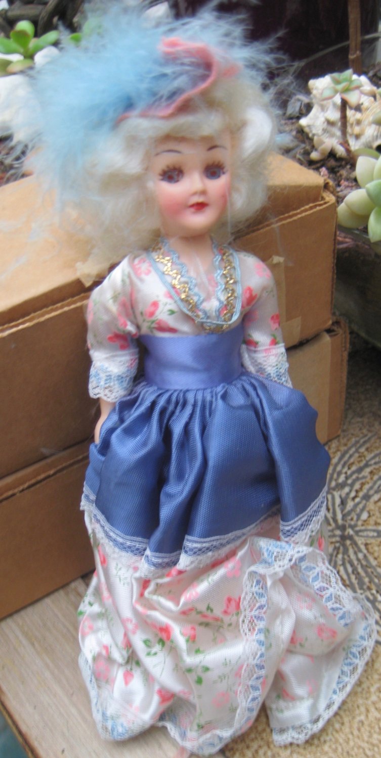 ARCO Gas Station Dolls Of the World Atlantic Richfield Plastic 8