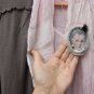 BENANDLU  - Brooch pendant Maria Josepha of Lorraine. Silk embroidery