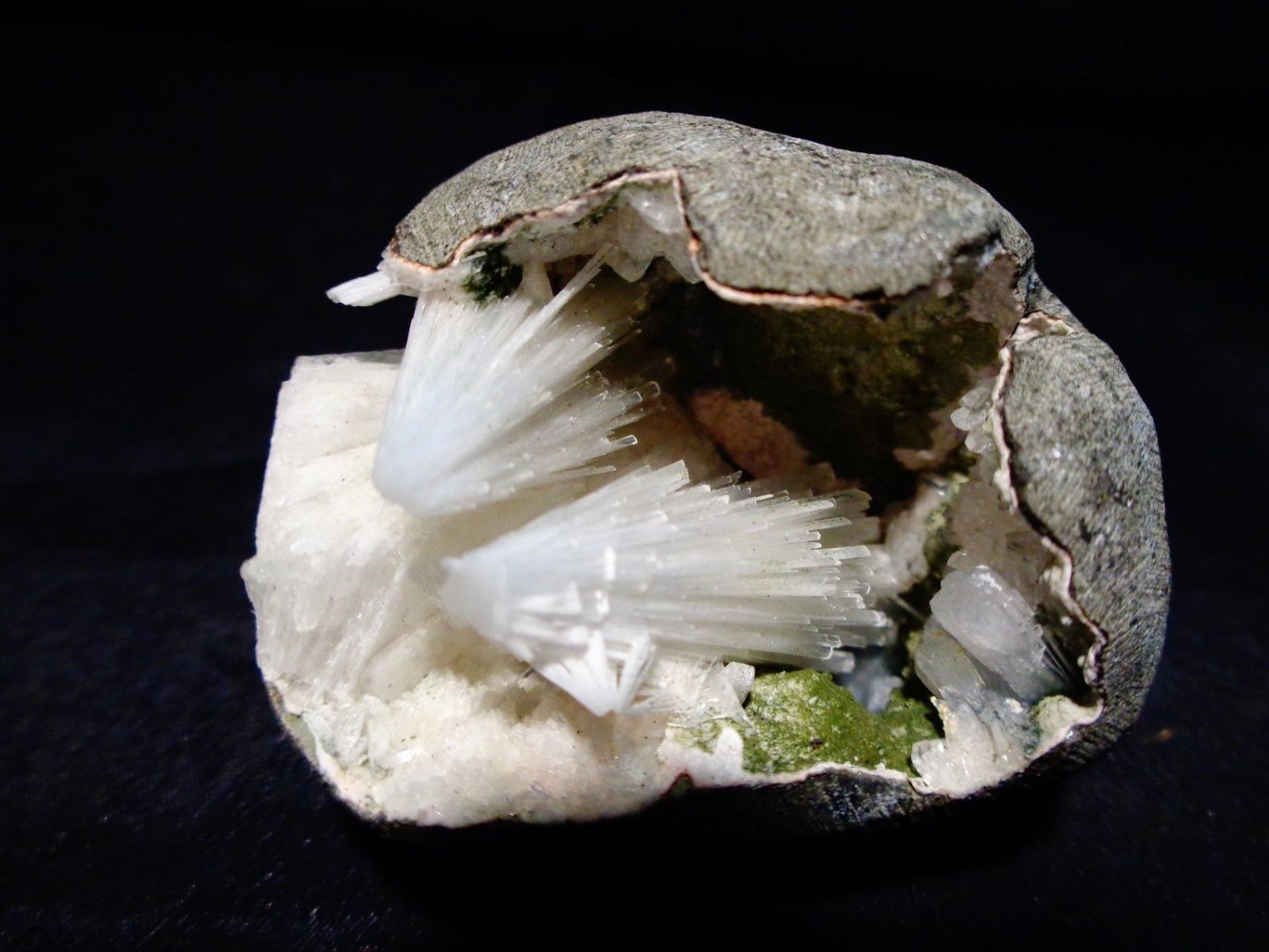 SUPERB SCOLECITE IN GEODE E2#19