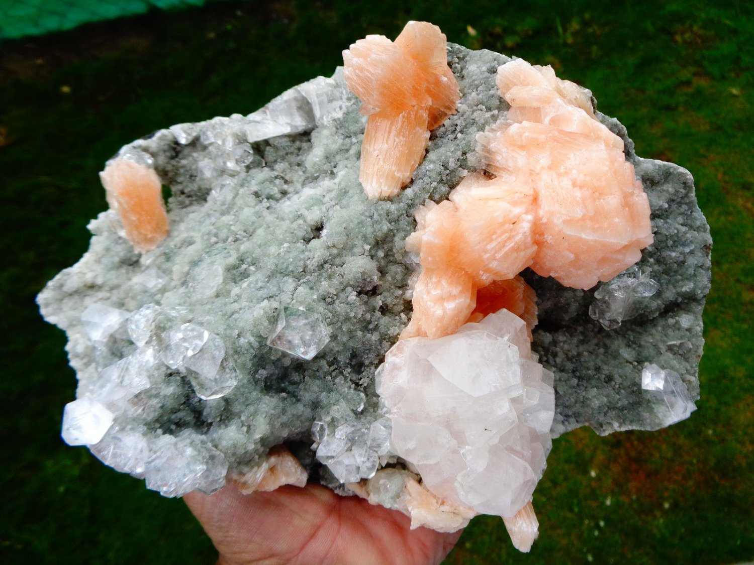 APOPHYLLITE CRYSTAL BUNCH WITH STILBITE BLADE ON CHALCEDONY  !! L-4