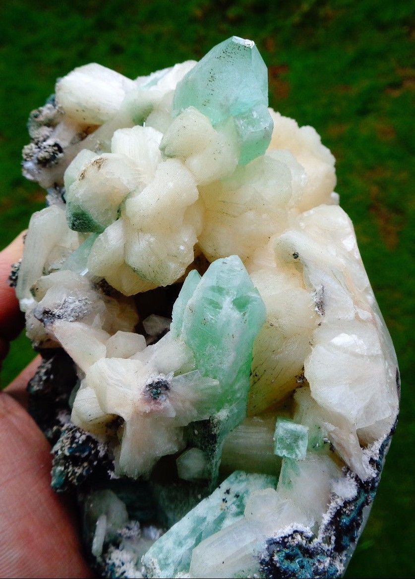 APOPHYLLITE POINTED GREEN CRYSTAL WITH STILBITE BLADE ON MATRIX  !! B-3