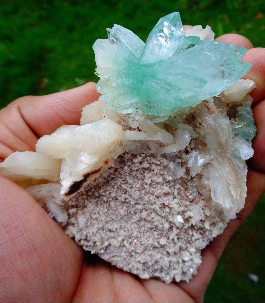 APOPHYLLITE GREEN POINTED CRYSTAL WITH STILBITE BLADE ON HEULANDITE  !! L-5