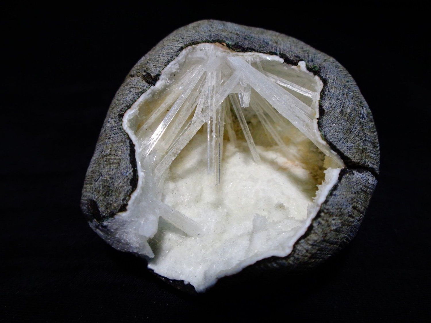 SCOLECITE IN WHITE GEODE E2#18