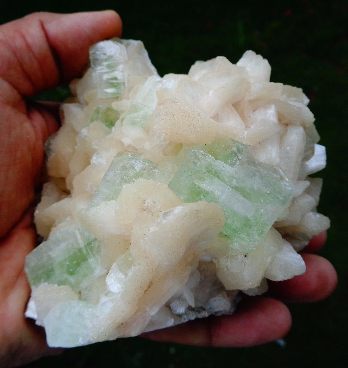APOPHYLLITE LIGHT GREEN CRYSTAL WITH STILBITE BLADE !! L-5