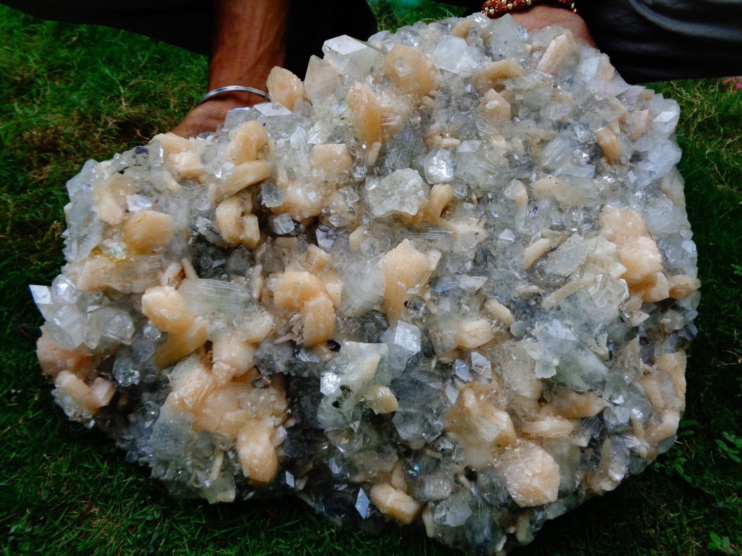 POINTED APOPHYLLITE CRYSTAL WITH STILBITE HUGE ITEM 20.7 KG JUL-02
