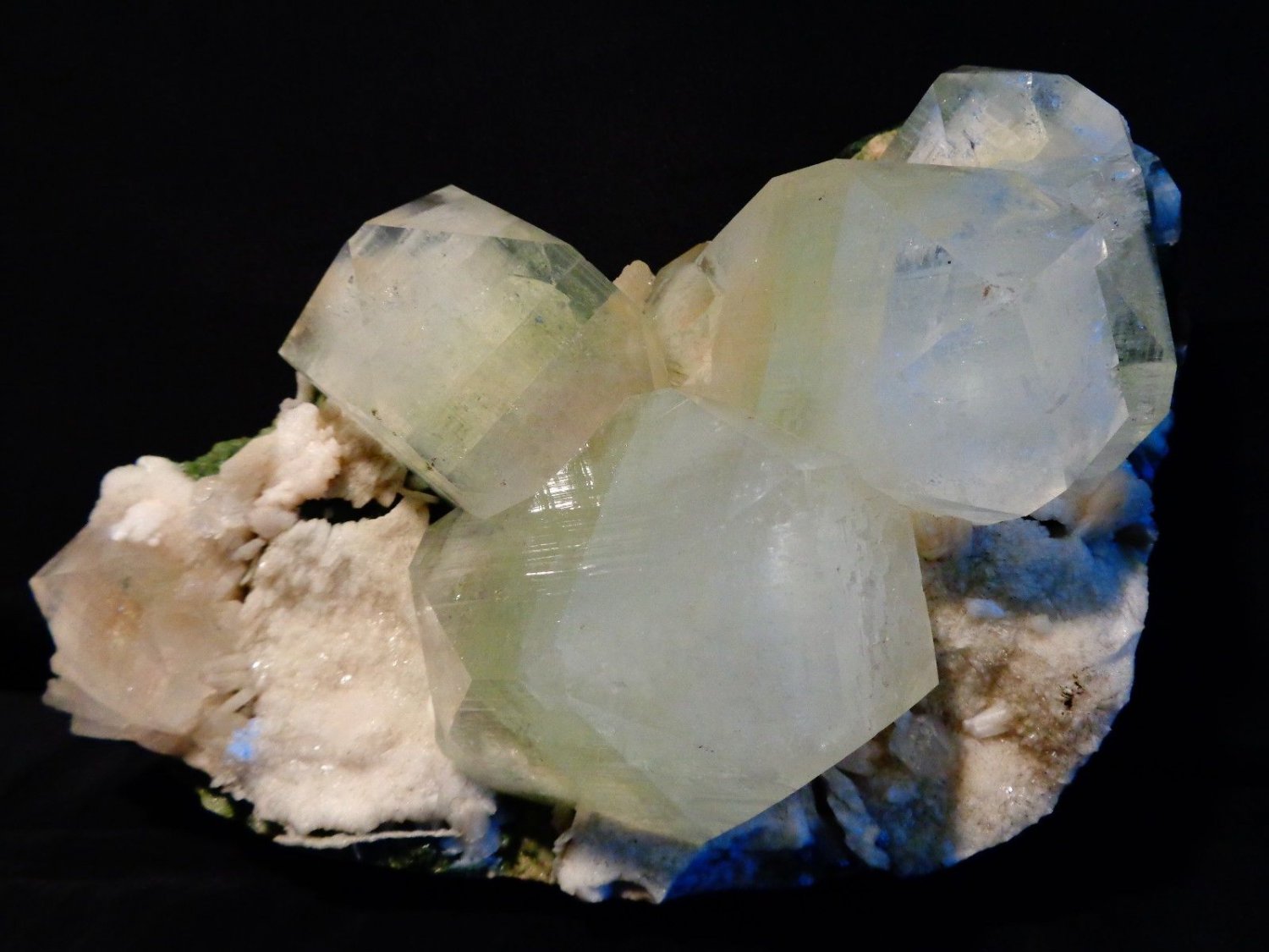 LIGHT GREEN APOPHYLLITE HUGE CRYSTAL ON CHALCEDONY !! S-3-238