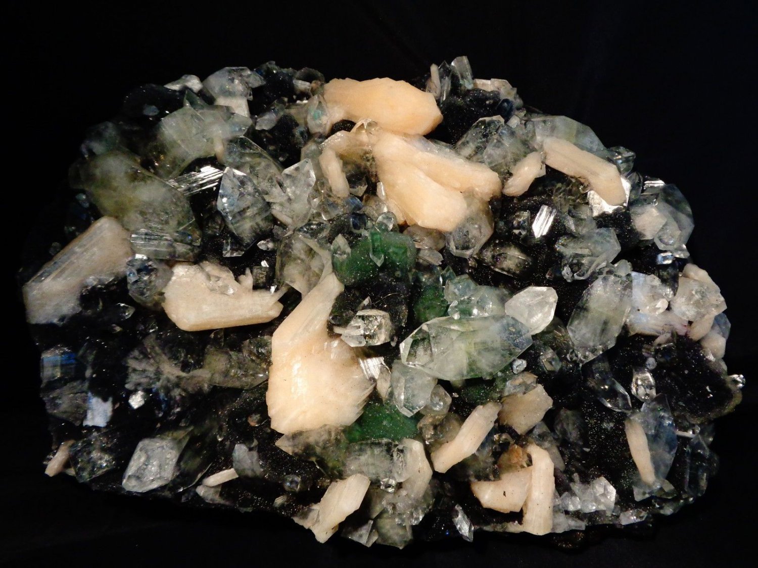 GREAT COMBINATION   STILBITE  APOPHYLLITE ON BLACK CHALCEDONY SPECIMEN T-5#46