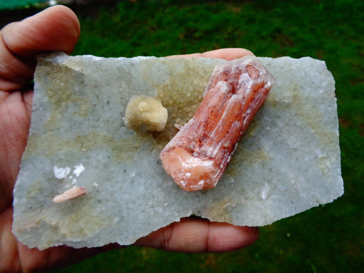 STILBITE RED BLADE ON CHALCEDONY  B# -6