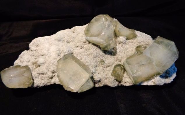 APOPHYLLITE LIGHT GREEN CRYSTAL ON CHALCEDONY  !! E-1-#27