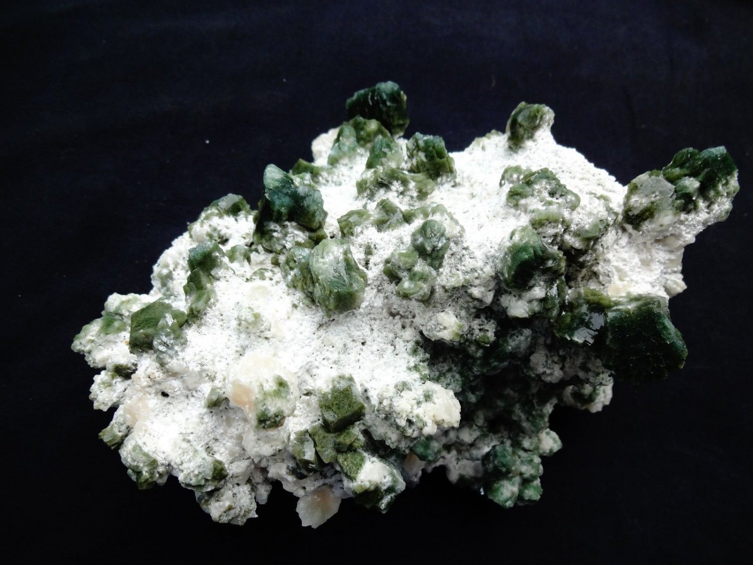 HEULANDITE GREEN CRYSTALS ON WHITE MINERAL SPECIMEN  G-4