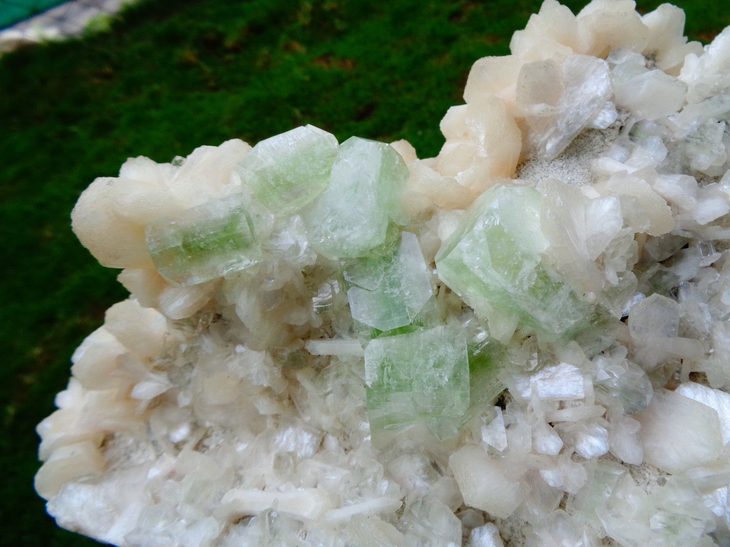 APOPHYLLITE GREEN CRYSTAL WITH STILBITE BLADE  !! B-3