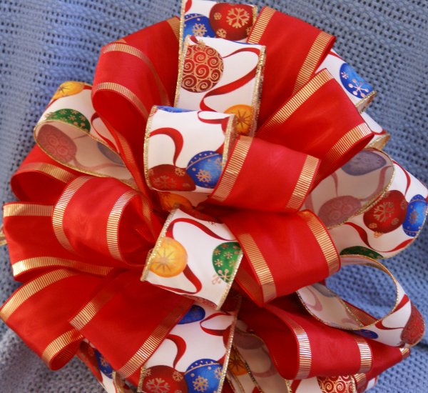 CHRISTMAS ORNAMENTS & RED RIBBONS CHRISTMAS TREE TOPPER BOW