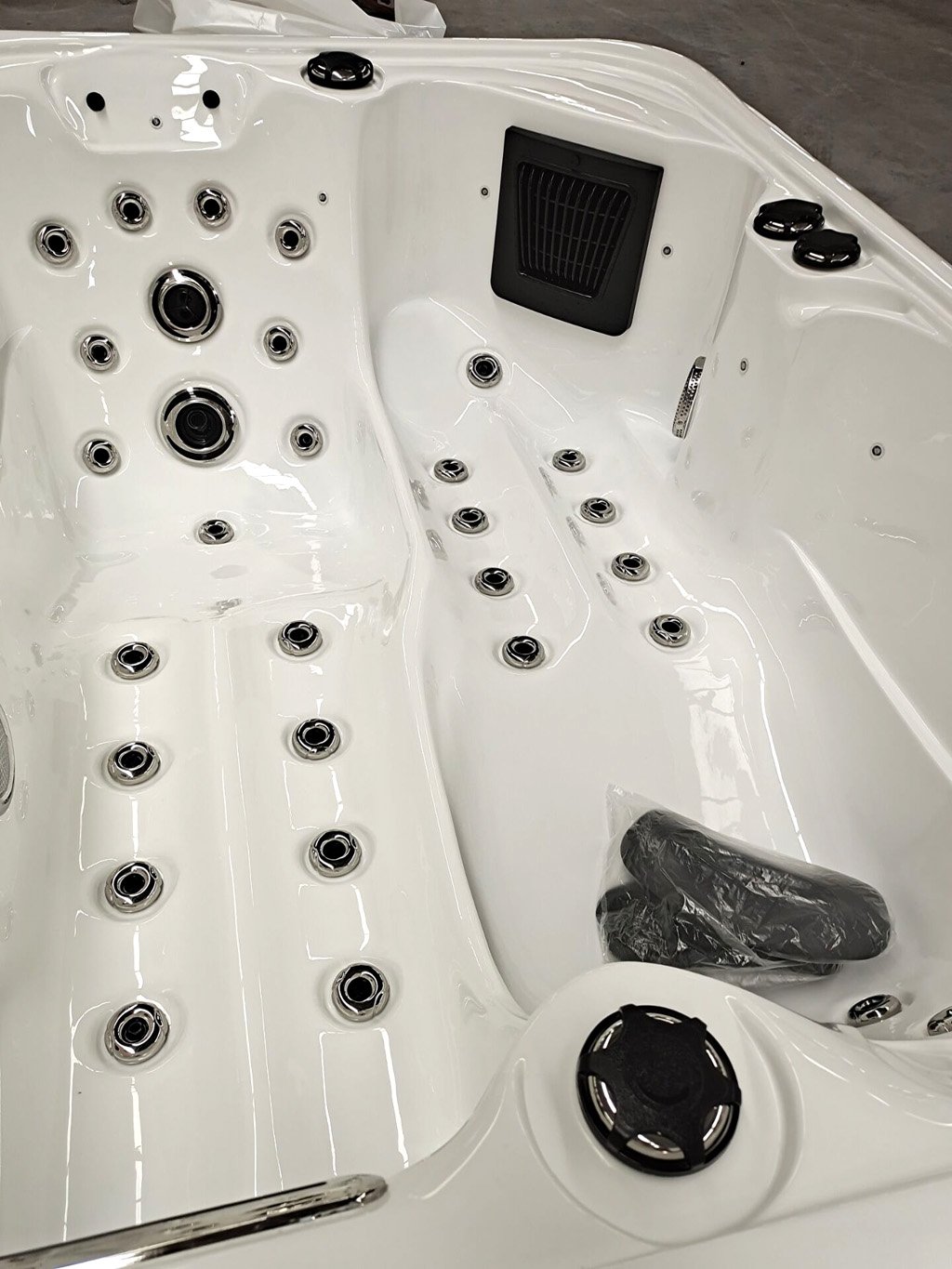 2 Person Outdoor Hydrotherapy Bathtub Hot Tub Bath Whirlpool Spa With 41 Jets And 31 Color Leds 