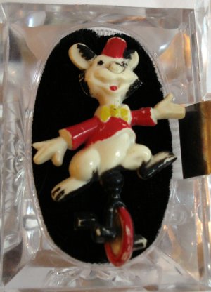 1940s Sylvester the Cat on unicycle plastic pin brooch cm1049