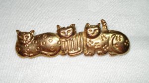3 Cats watching gold tone pin brooch vintage cm1061