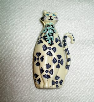 Painted decorative cat pin brooch on silver tone metal recent vintage cm1066