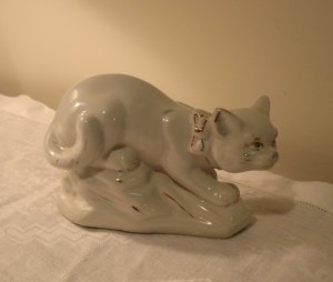 Crouching cat figurine white Chinese porcelain gold accents vintage cm1305