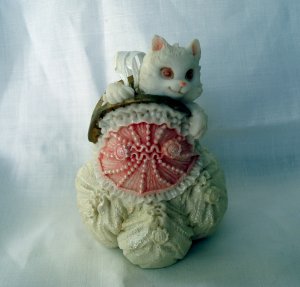 White cat with evening bag composite figurine or ornament small vintage cm1339