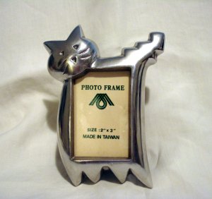 Stylized cat polished aluminum easel picture frame 2x3 inches vintage cm1359