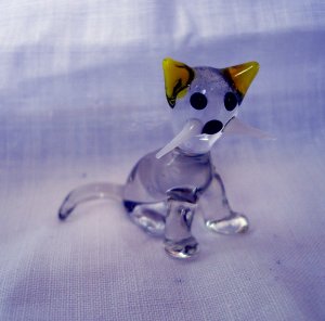 Clear blown glass tiny cat figurine yellow ears whiskers vintage cm1366