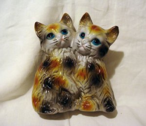 Loving cats hollow molded plastic bank calico kittens vintage cm1380