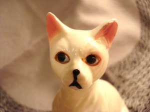 Bone china white cat figurine alert position vintage cm1387