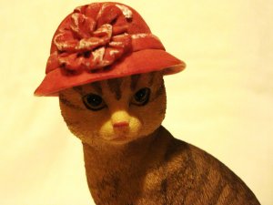 Red hat cat figurine demure tabby composite material vintage cm1396