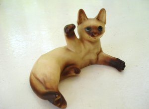 Small Siamese cat figurine ceramic batting pose Japan vintage cm1407