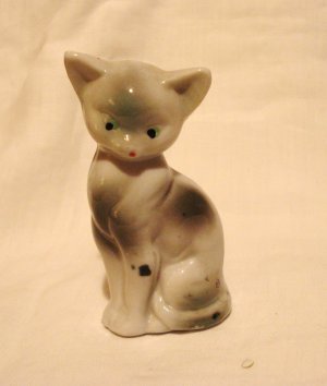 Sitting pretty porcelain cat figurine gray with spots Japan vintage cm1408
