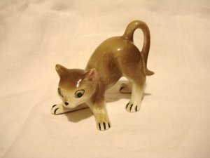 Pouncing cat ceramic figurine vintage probably Japan excellent condition cm1409