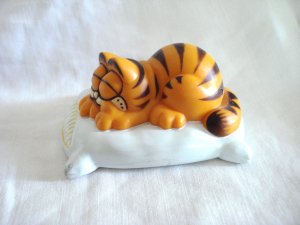 Garfield the cat sleeping on cushion from 1981 cm1419
