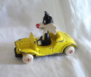 Sylvester the Cat in yellow convertible Loony Tunes Ertl Co. 1988 cm1424