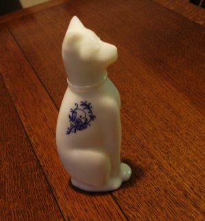 Avon white milk glass Ming cat bottle empty regal pose vintage cm1425