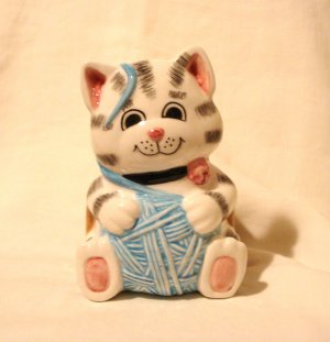 Tabby cat kitten with yarn planter or catch-all Treasure Craft perfect cm1438