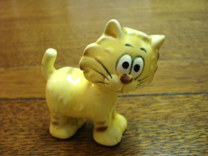 Humorous yellow cat figurine bug-eyes ceramic vintage cm1468