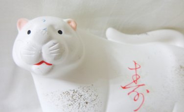 White bisque ceramic cat modern stylization figurine vintage cm1481