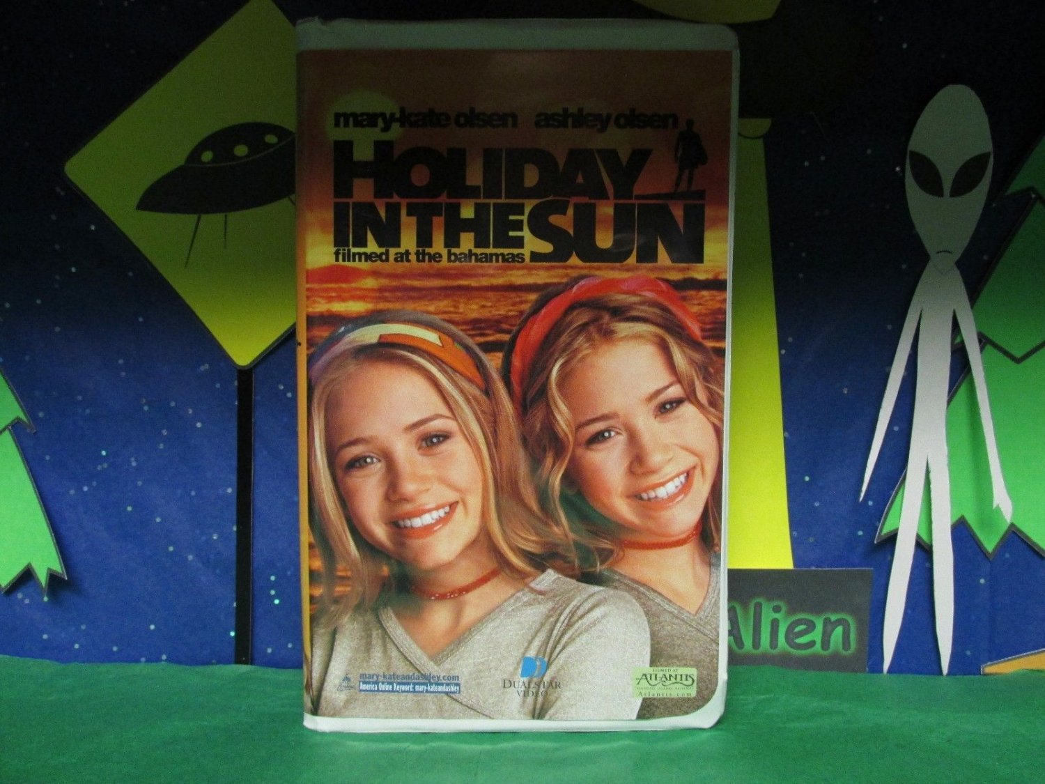Mary-Kate & Ashley Olsen - Holiday in the Sun (VHS, 2001, Clamshell) Us...