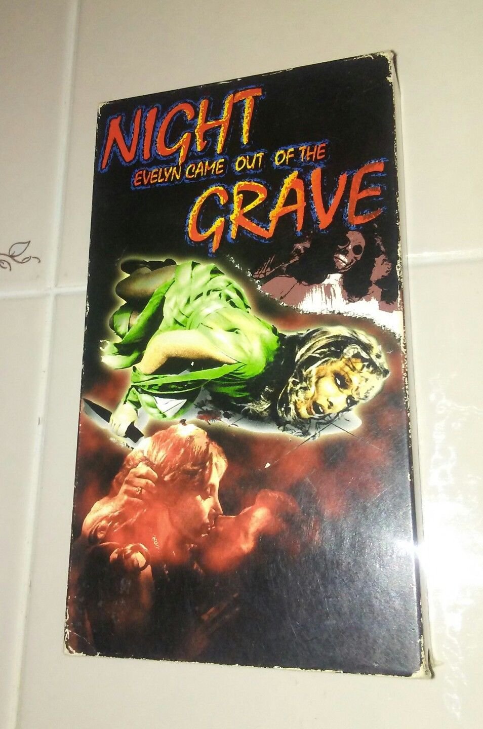 The Night Evelyn Came Out Of The Grave VHS EXCELLENT CONDITION