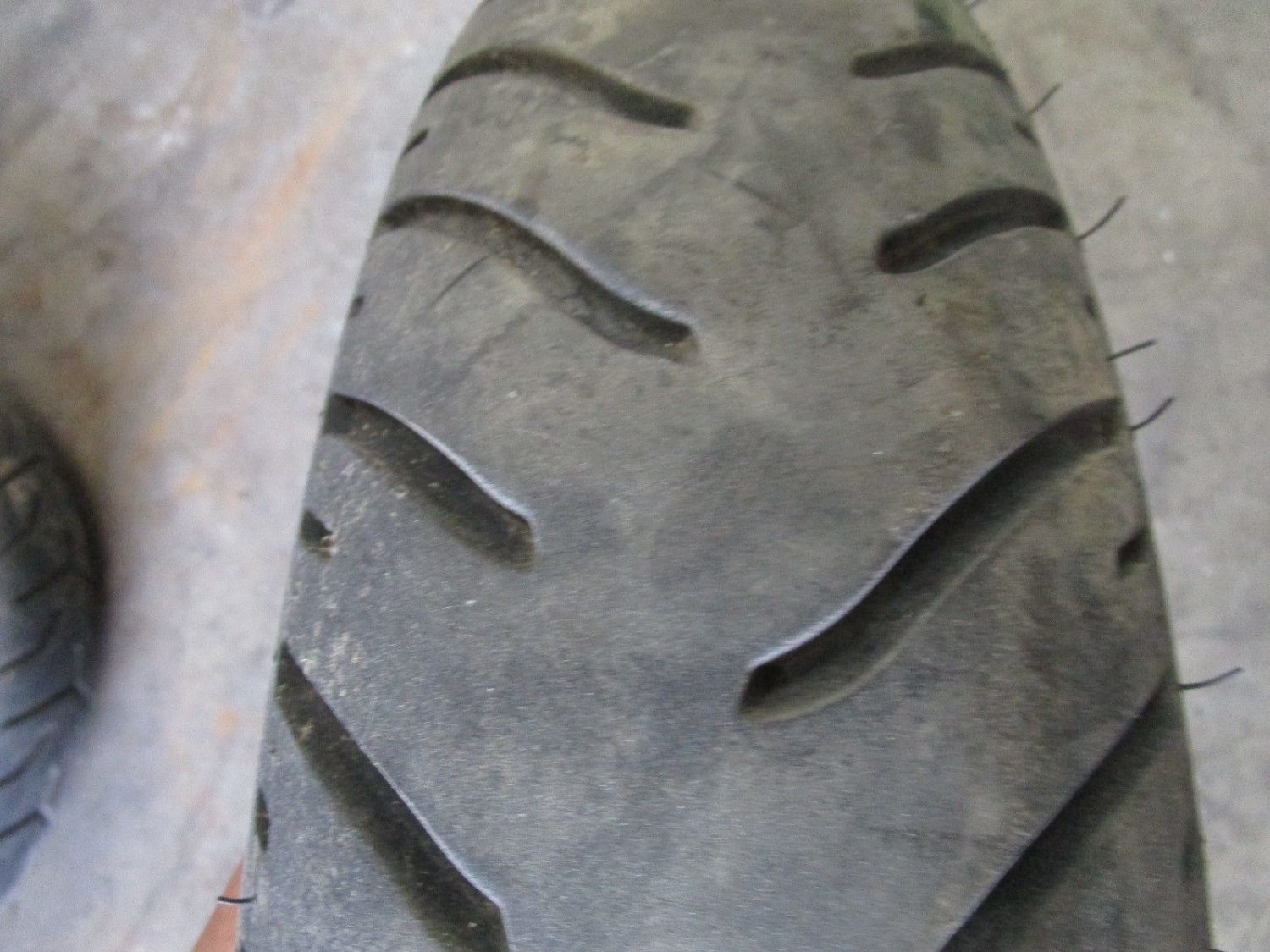 HARLEY DUNLOP D408F FRONT MOTORCYCLE TIRE 130/80B17 USED