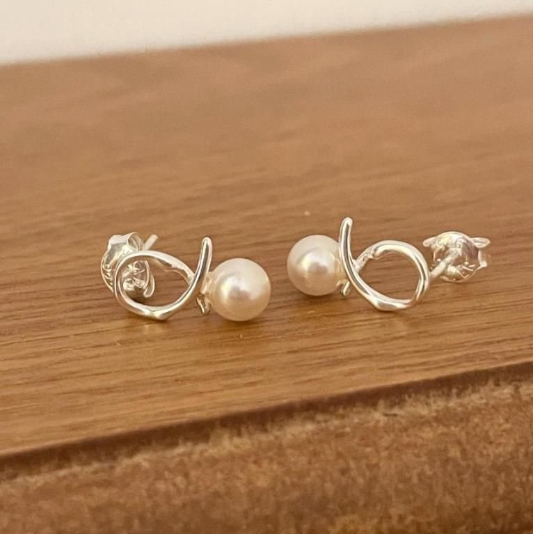 Women Round Shell Pearl Hollow Knot 925 Sterling Silver Stud Earrings