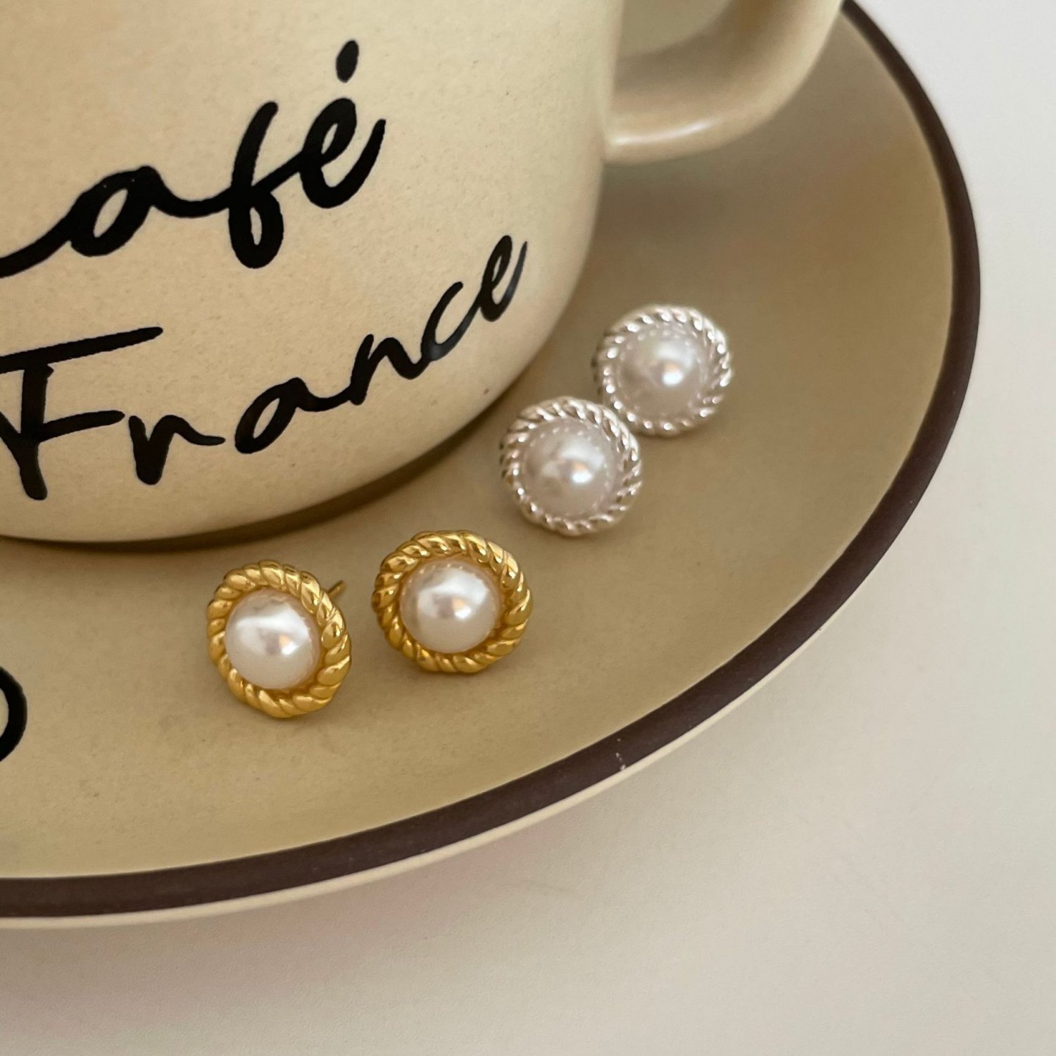 Elegant Round Shell Pearl Twisted Border 925 Sterling Silver Stud Earrings