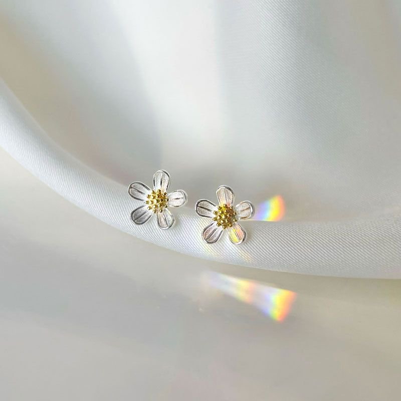 Summer Beautiful White Daisy Flower S999 Sterling Silver Stud Earrings