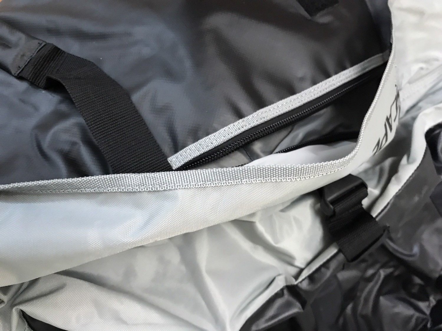 THULE Sweden Escape II Soft Side Car Top Cargo Bag Carrier Travel Trip Lugg