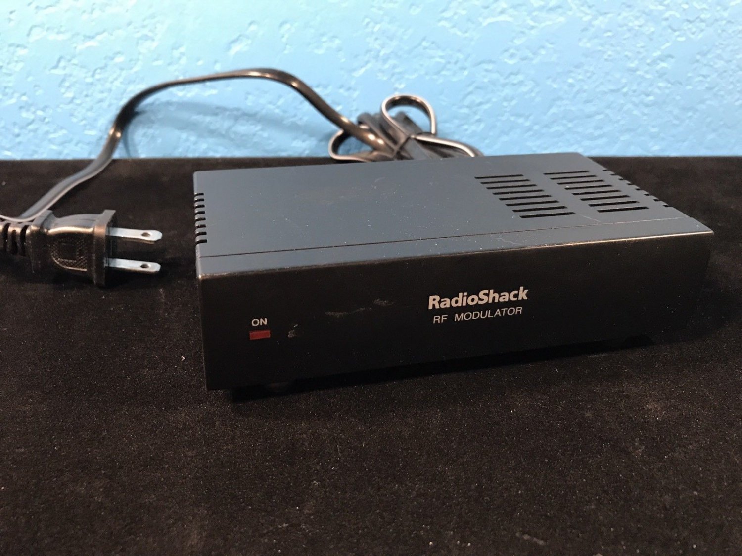 RADIO SHACK VIDEO COMPONENT ADAPTER RF MODULATOR WITH S-VIDEO 15-1214