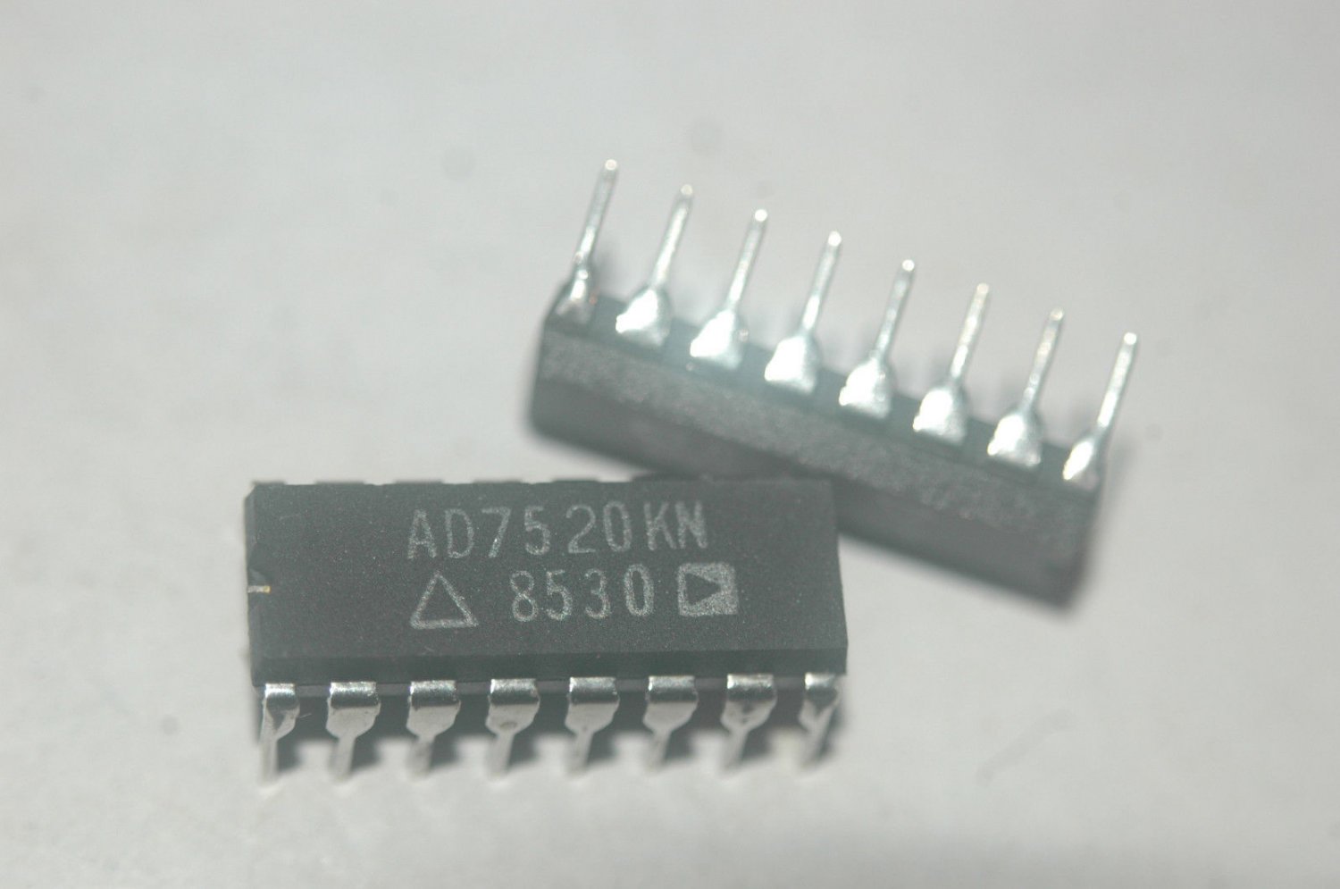 ANALOG DEVICE AD7520KN D/C 8530 10-Bit D/A Converter 16-Pin Dip