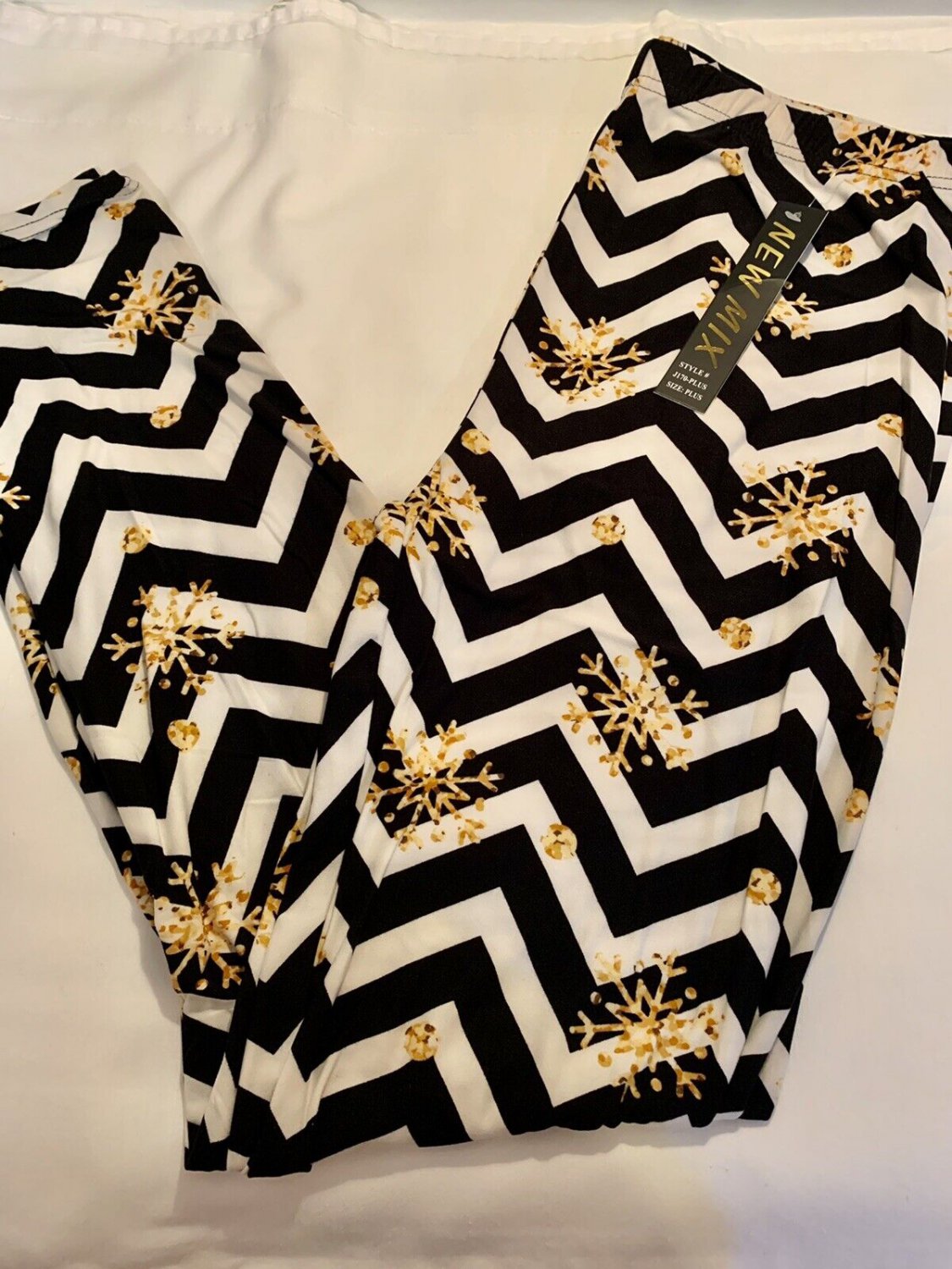 PLUS SIZE Black White Chevron Snowflake Leggings Fits Size 12-18 NWT