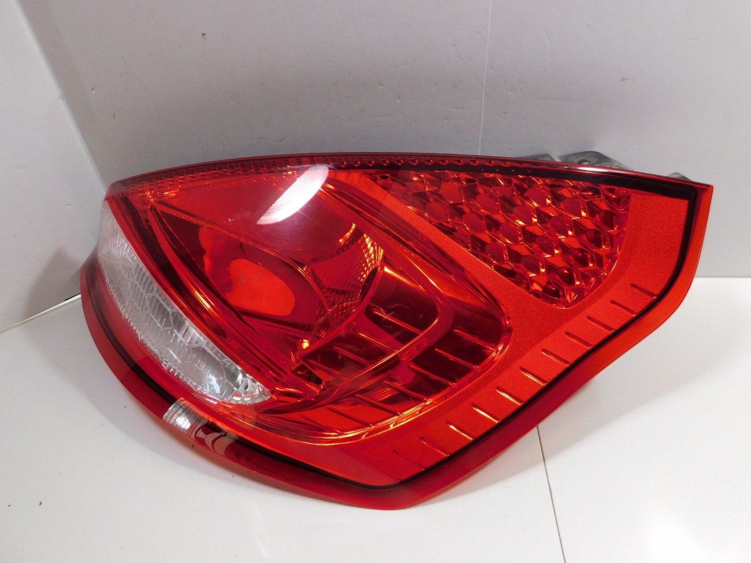 2011 2012 2013 Ford Fiesta SE Hatchback Passenger Tail Light Taillight
