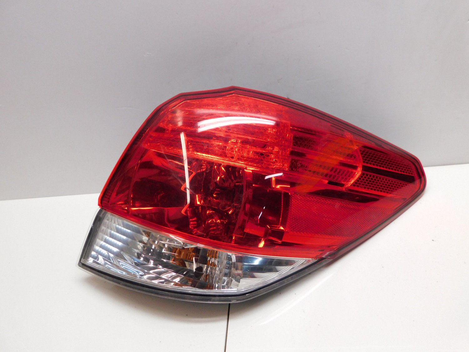 2010-2012 Subaru Outback 2.5i Premium Passenger Side Tail Light 