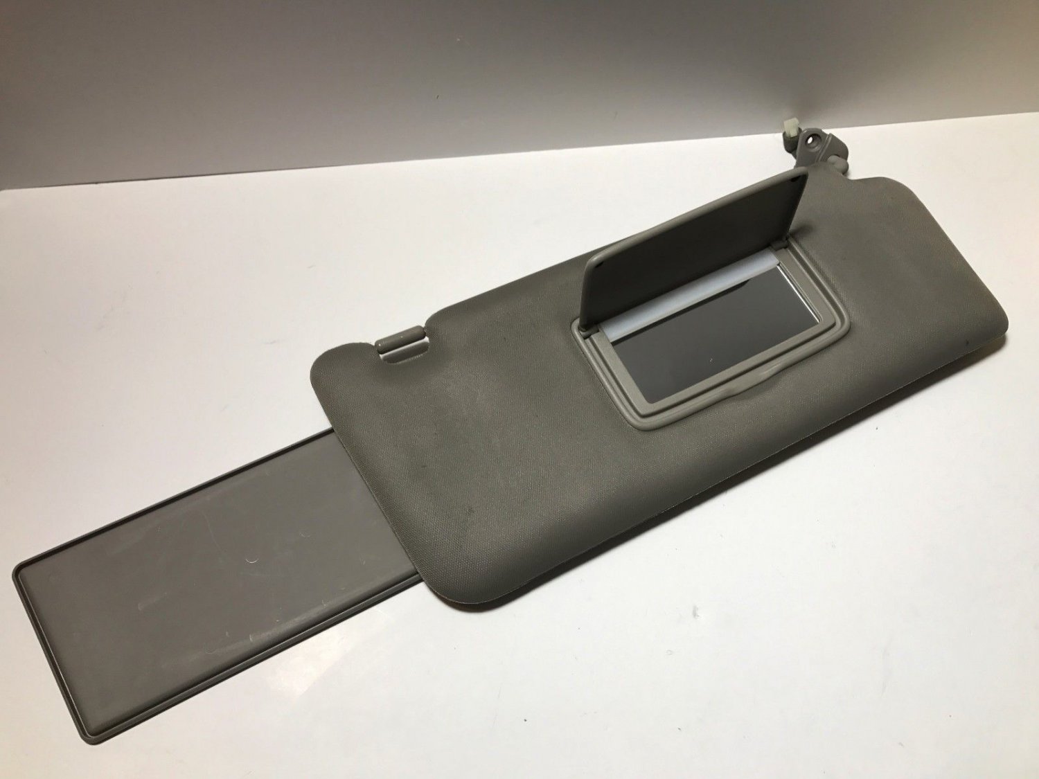20082012 Nissan Armada Right Passenger Sunvisor Sun Visor Illuminated Gray